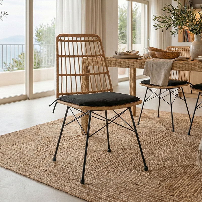 Καρέκλα Naoki pakoworld rattan σε φυσική απόχρωση με μαύρο μαξιλάρι και μεταλλικό μαύρο πόδι 45.5x59.5x89εκ 1